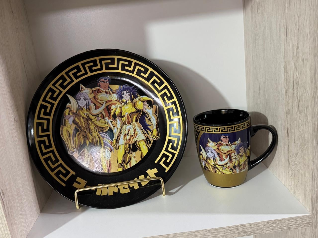 Vajillas de porcelana de los Caballeros Dorados de 'Saint Seiya' (Los Caballeros del Zodiaco), que forma parte de la colección de Jorge Vásquez (Jorge de Pegaso).