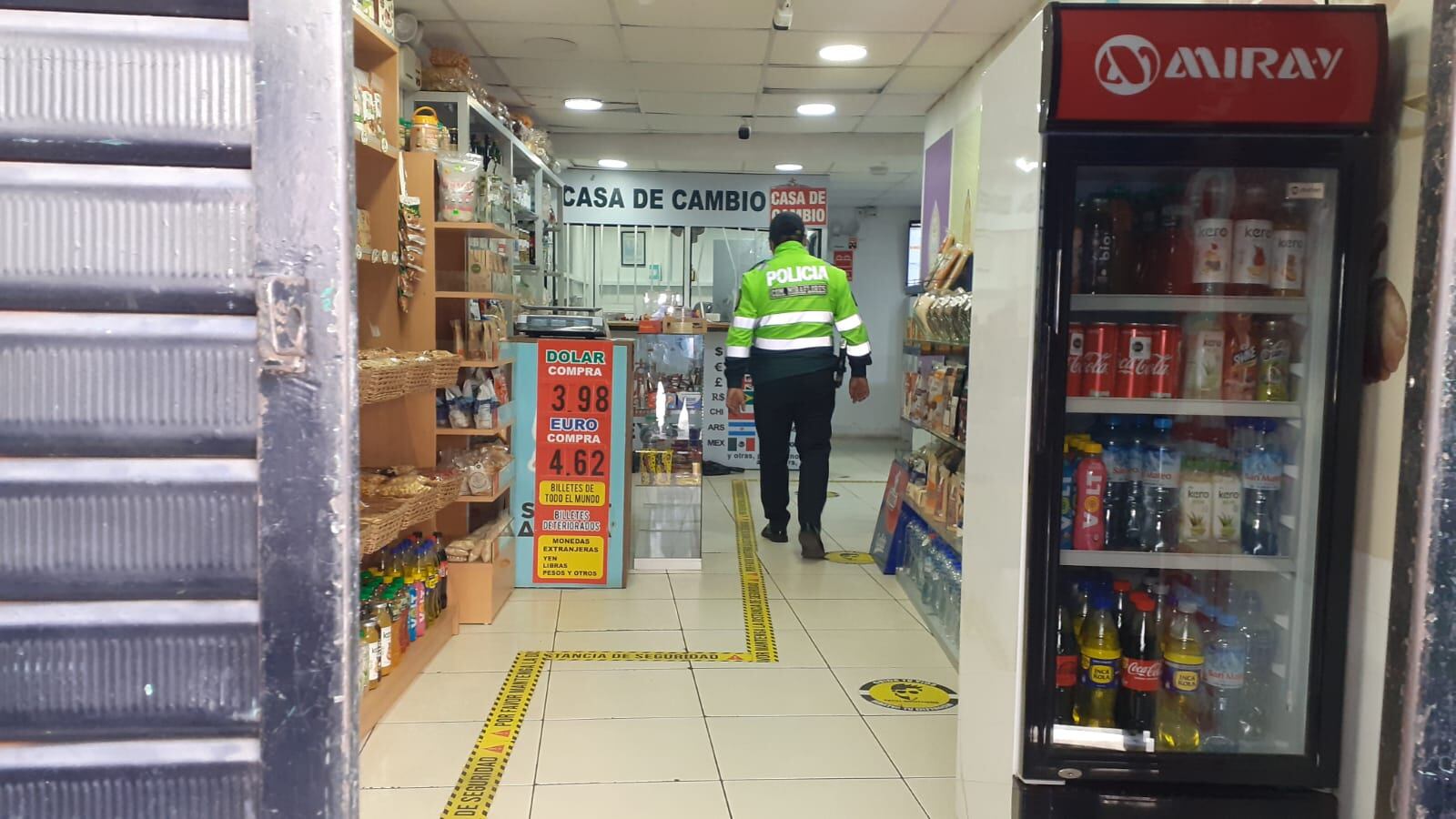 Delincuentes hicieron un forado por un restaurante y robaron enseres y más de 300 mil soles de una casa de cambios y local de reparación de computadoras. (foto: Mónica Rochabrum/Trome)