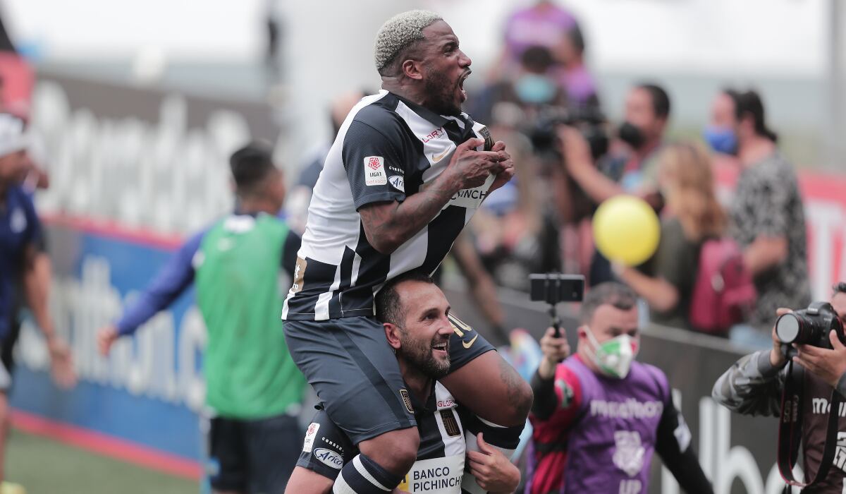 Hernán Barcos carga a Jefferson Farfán para dar la vuelta olímpica de campeón. Foto: Jesús Saucedo / @photo.gec