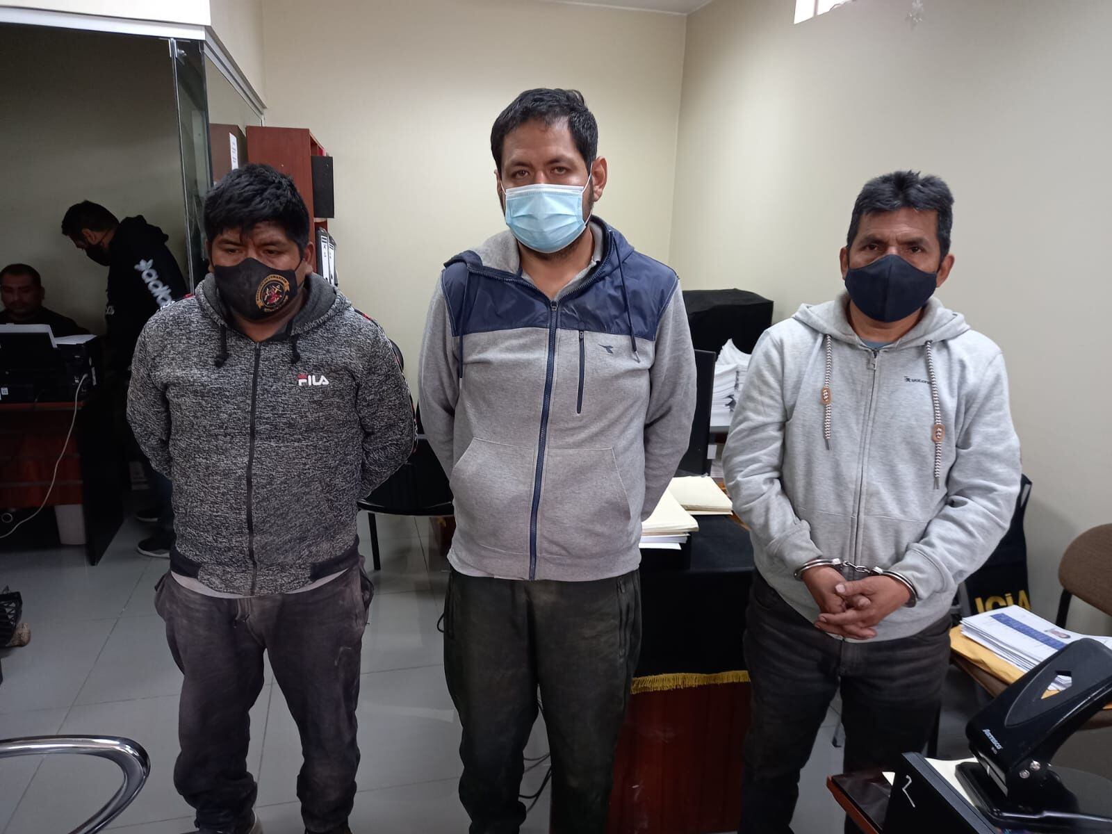 Sujetos terminaron en el piso luego de ser intervenidos por la Policía. | Foto: Difusión