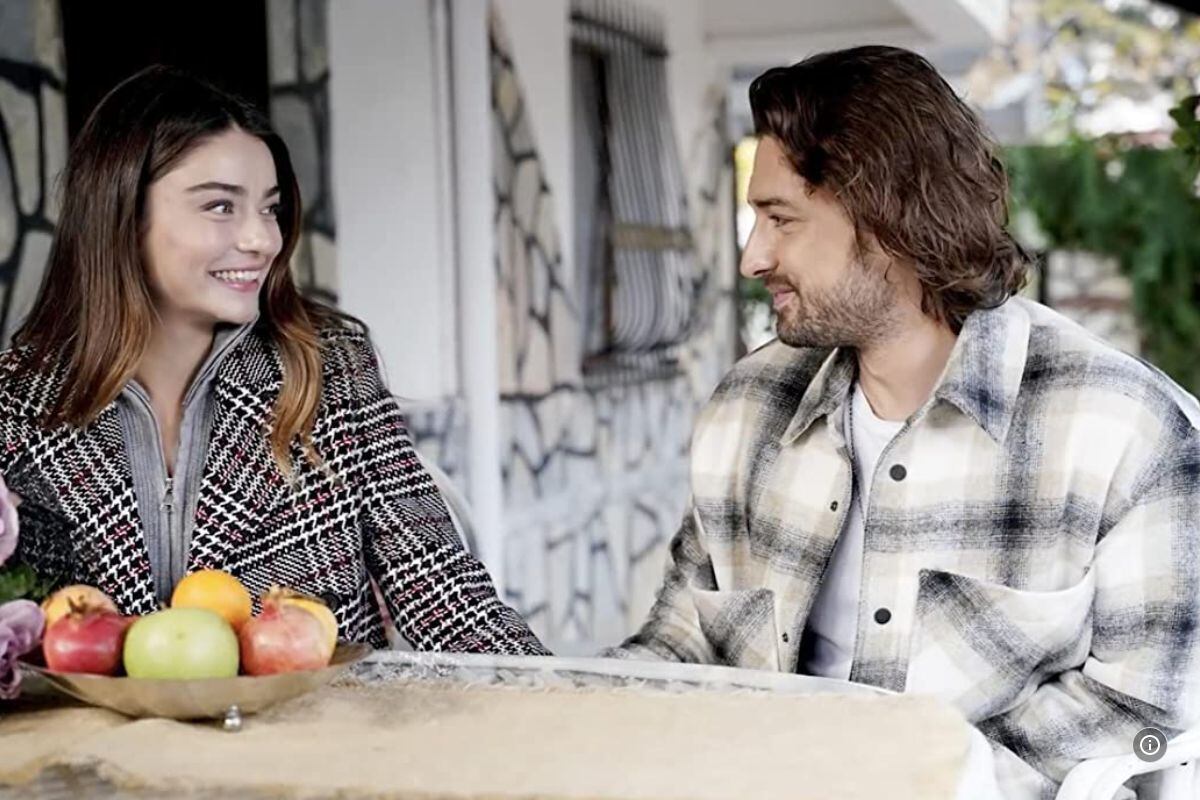 Alp Navruz y Ayça Ayşin Turan son los protagonistas de “Ada Masali: el cuento de la isla” (Foto: Ay Yapım)