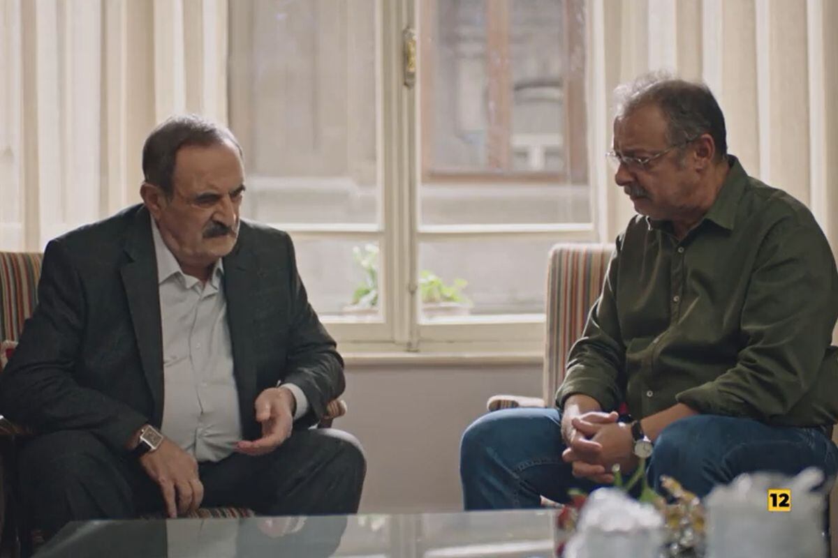 Hikmet aprovecha la ocasión con el padre de Inci para justificar la actitud de Safiye (Foto: TRT 1)