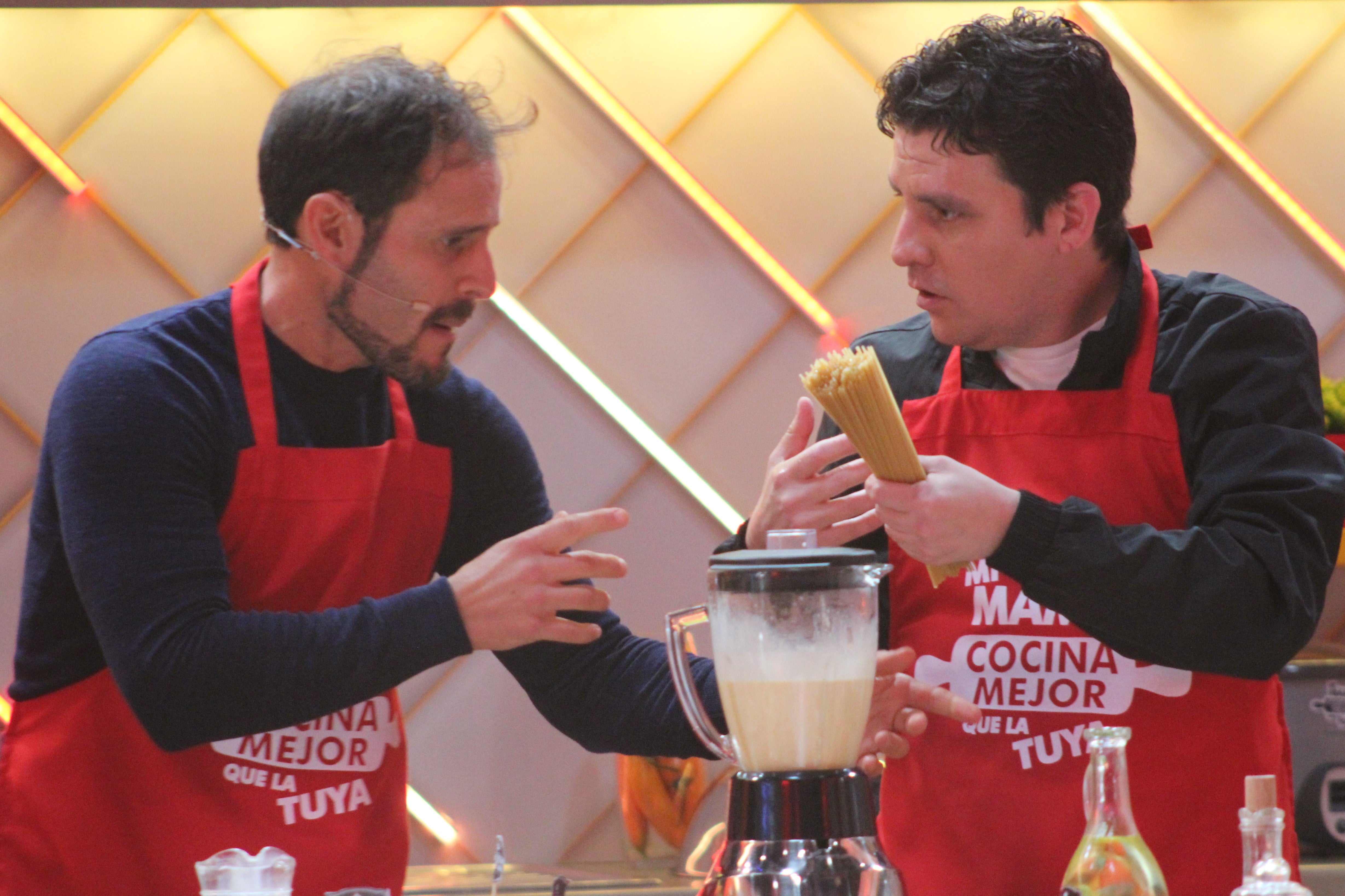Germán Loero y Michael Finseth en "Mi mamá cocina mejor que la tuya", preparando pasta.