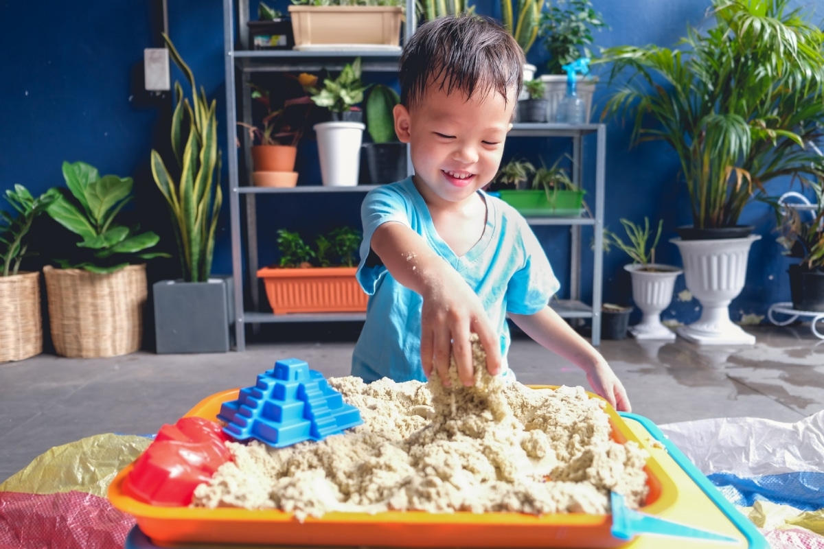 A través del tacto, la vista, el oído, el olfato y el gusto, los niños construyen conocimientos. Por eso, el juego sensorial es una herramienta clave para su desarrollo. Foto: Istock.