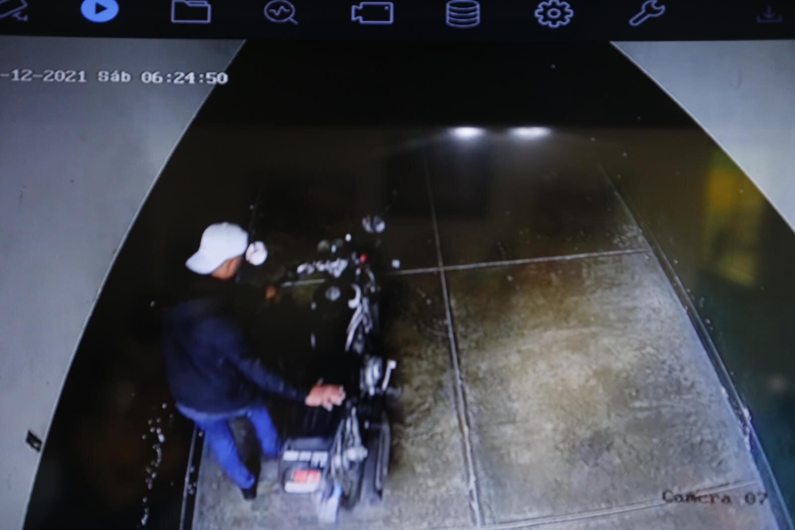 Momento en que el extranjero escapa con la moto lineal. | Captura de vídeo