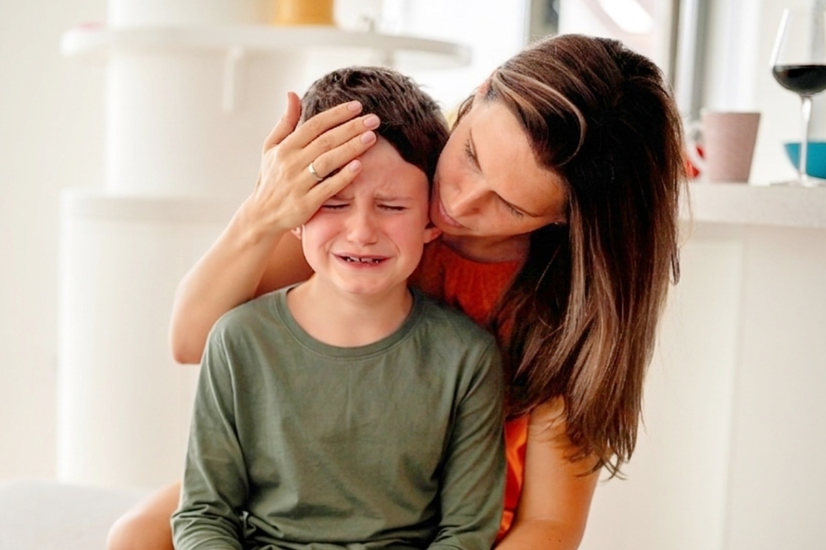 Caídas y accidentes son comunes en niños: aprende a identificar señales de alerta. Foto: Istock.