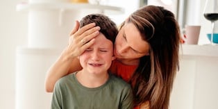 Caídas y accidentes son comunes en niños: aprende a identificar señales de alerta. Foto: Istock.