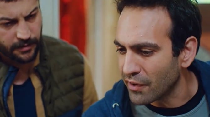 En las imágenes del avance emitido por Antena 3, se ve que Resad encañona con una pistola a Demir mientras Öykü ve un vídeo que le deja su papá despidiéndose de ella. (Foto: Med Yapım)