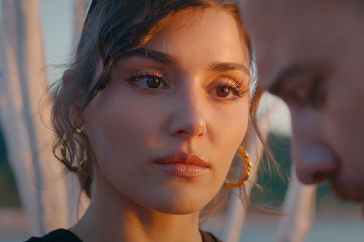 Hande Erçel mira fíjamente a Kerem Bürsin en "Love Is in the Air" (Foto: MF Yapım)