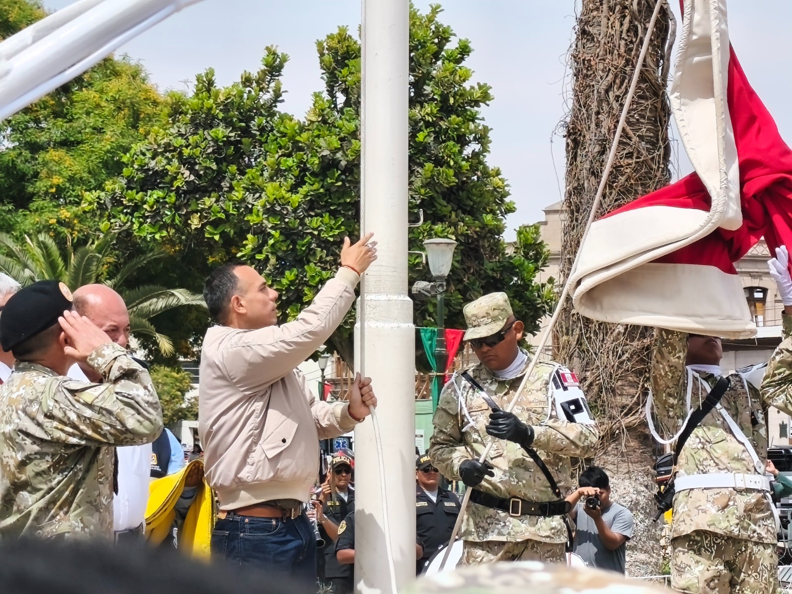 En el Centro Cívico de Tacna participó en el izamiento del pabellón nacional.