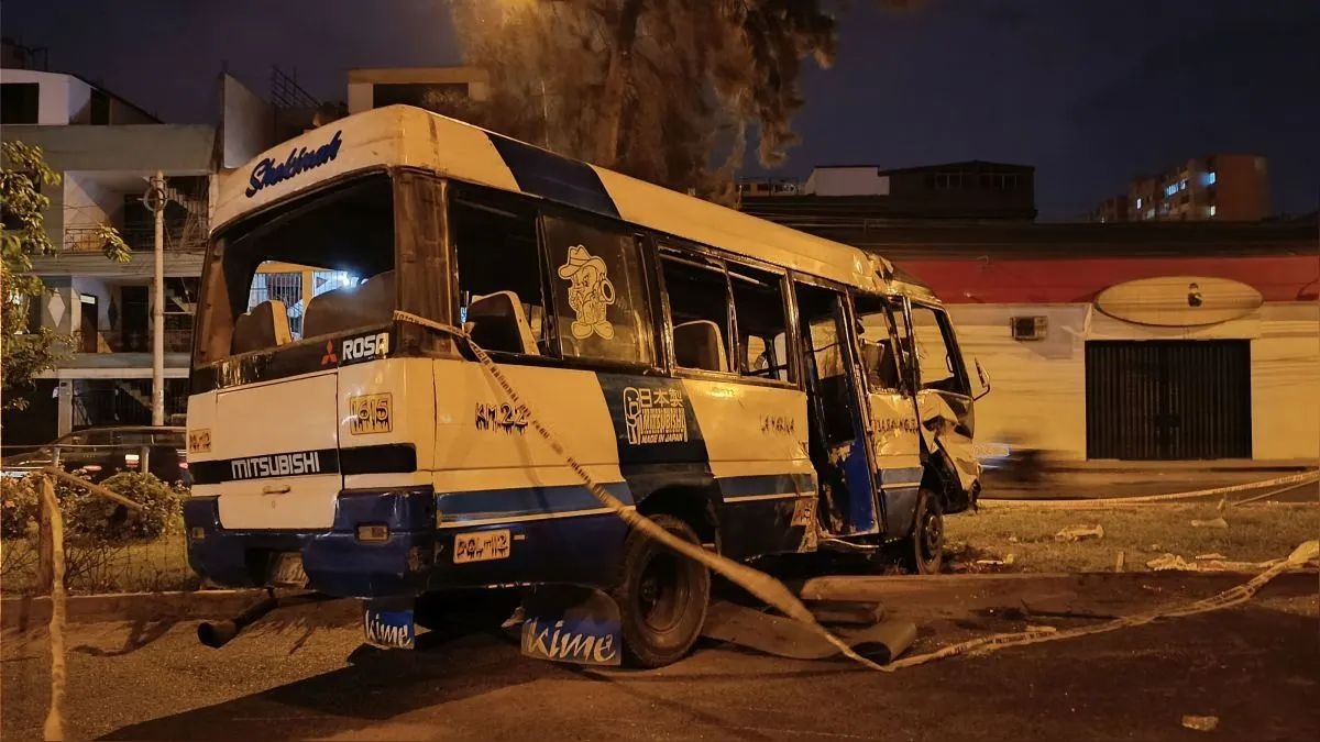 Mujer muere tras volcadura de cúster en Comas