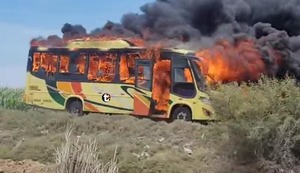 ¡Horror en La Libertad! Delincuentes asaltan a pasajeros y queman bus en plena carretera