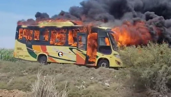 TROME | Delincuentes atacan y queman bus en plena carretera en La Libertad. Video: Canal N