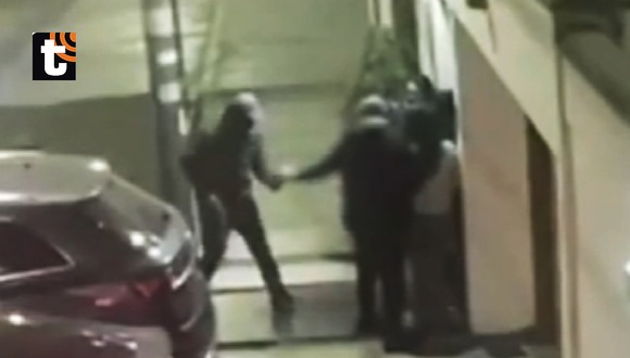 Surco: Delincuentes asaltan a familia en la puerta de su casa