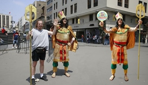 El ‘Inca de Gamarra’: el hombre más alto del Perú sorprendió en la Plaza de Armas