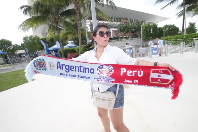 Aficionados vendieron platos típicos de ambos países fuera del Hard Rock Stadium. (Foto: Alan Ramírez /GEC)
