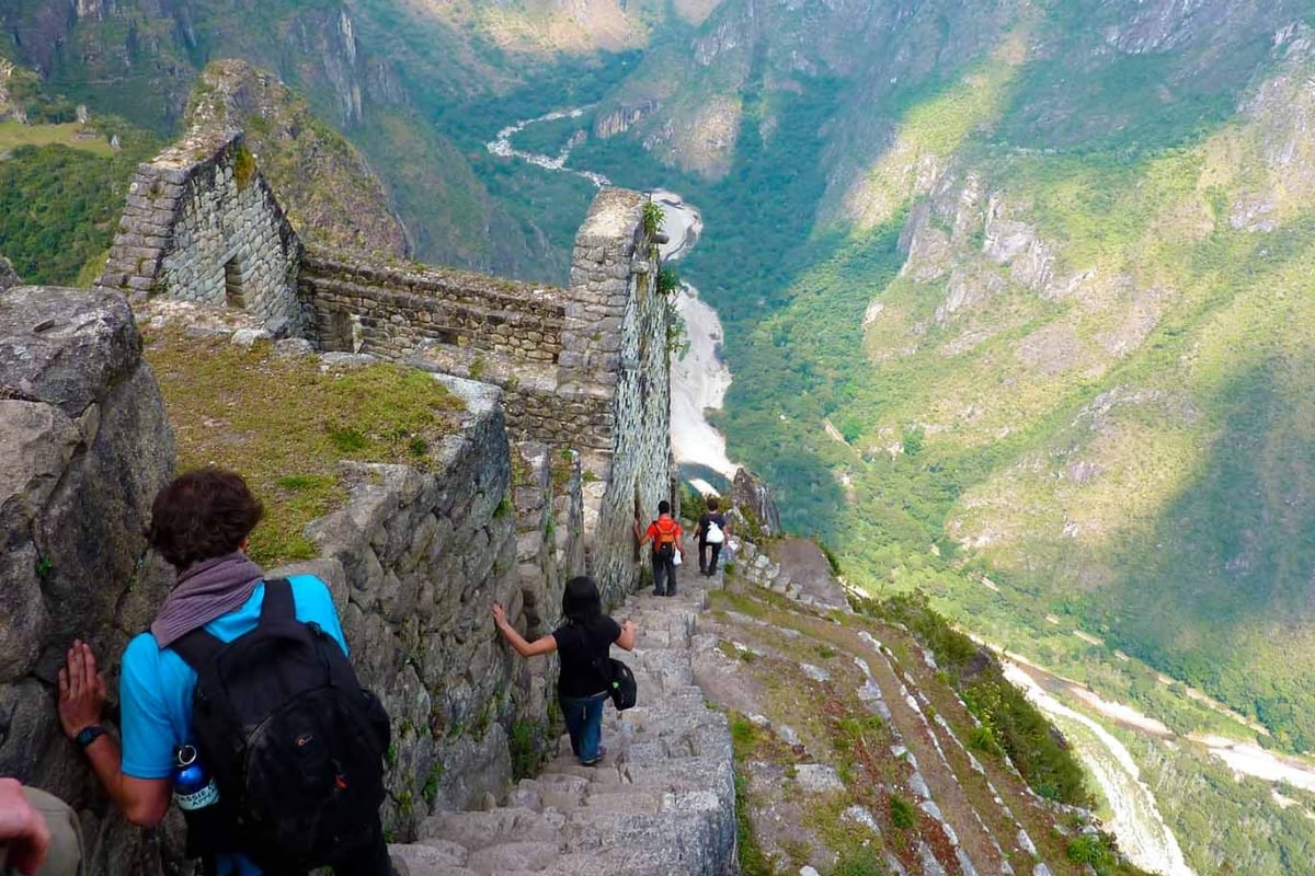 Famosa por sus empinados senderos y espectaculares vistas, Huayna Picchu es una de las experiencias más buscadas por quienes visitan Machu Picchu. Foto: Internet.