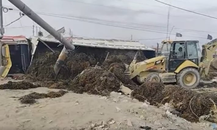 Con maquinaria pesada retiraron el camión de este lado de la vía. (Captura redes sociales)