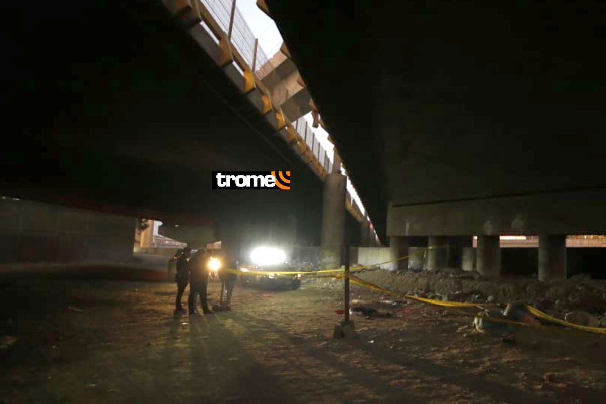Hallan cadáver de un hombre que fue asesinado de cuatro balazos debajo del puente Huáscar. (Foto: César Bueno / @photo.gec)