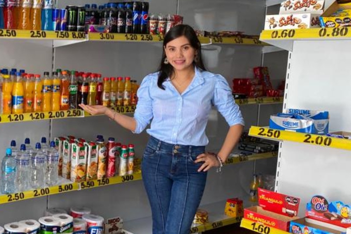 Comerciante es contadora de profesión, pero llegada la pandemia se quedó sin trabajo y puso su bodega. Foto: Mercedes Quiñones.