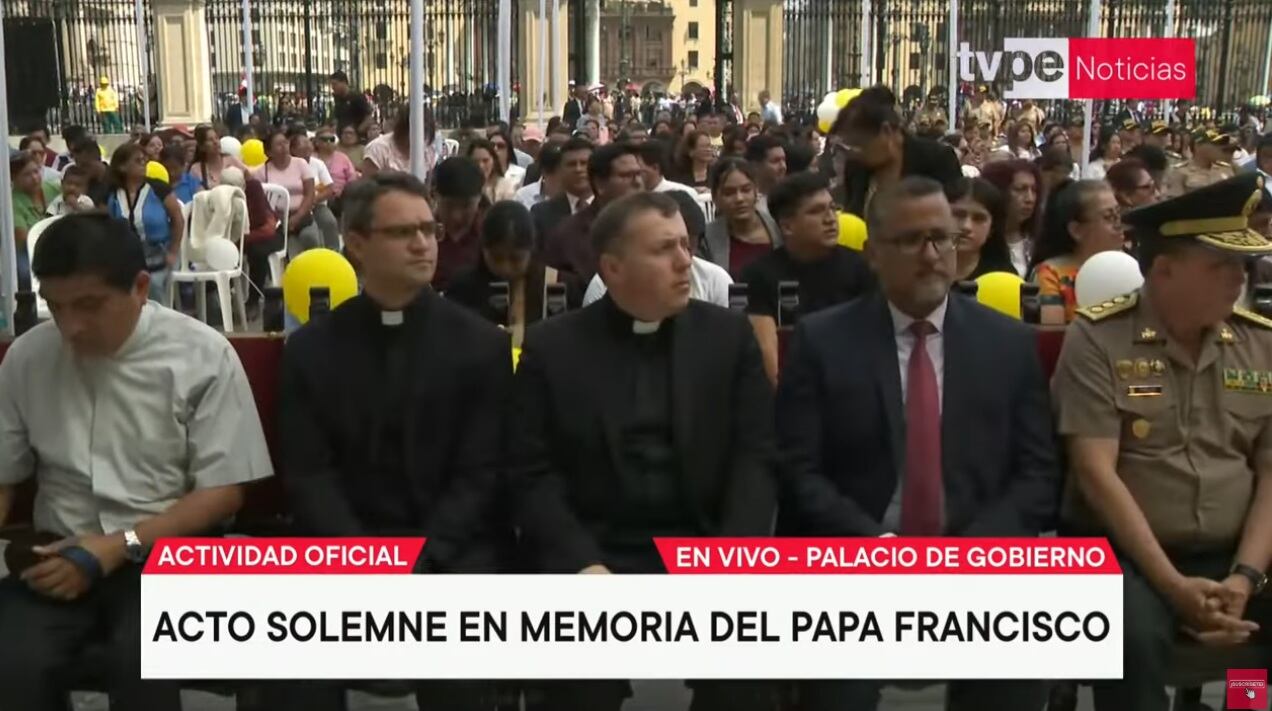 Varias personas se reunieron en patio de Palacio de Gobierno en el homenaje al papa Francisco.