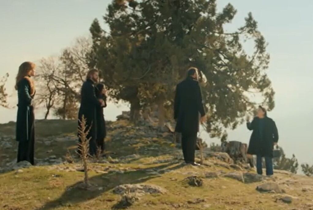 Behice acorralada ante los deudos de Hünkar (Foto: Tims & B Productions)