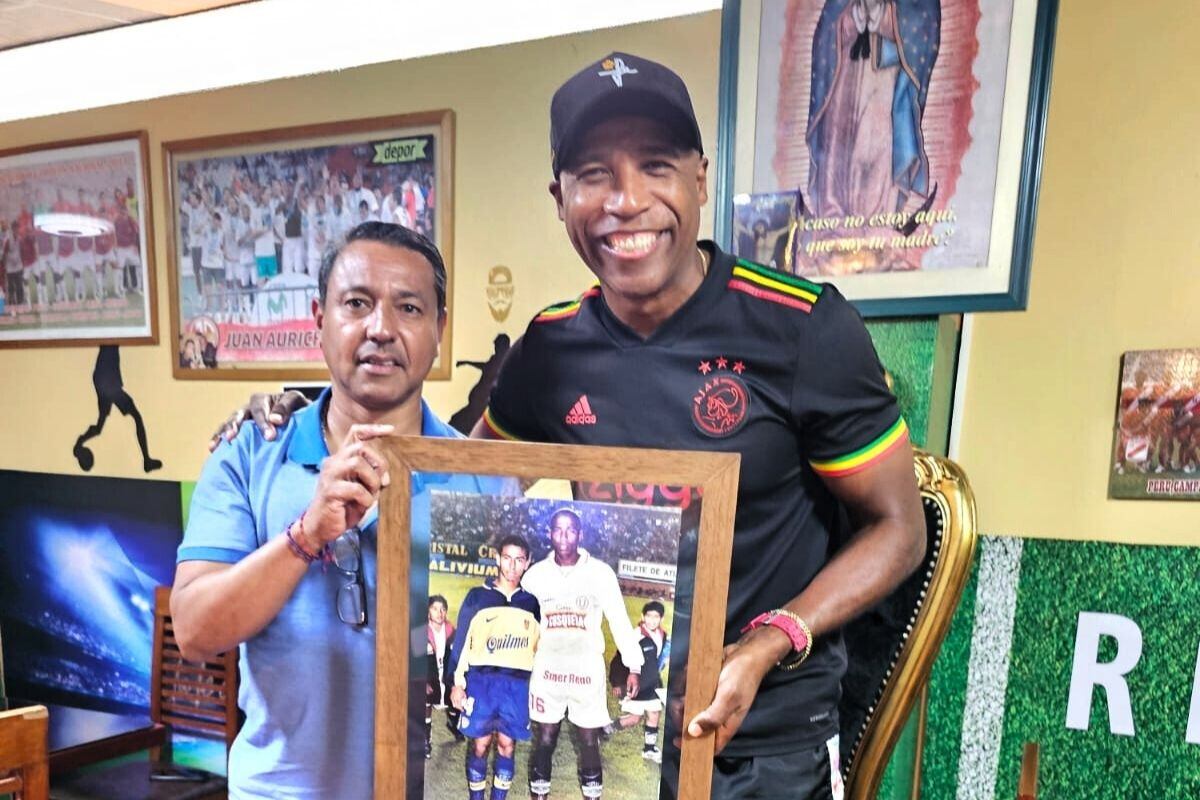 Nolberto Solano y un recuerdo de ambos en un compromiso histórico (Foto: GEC)
