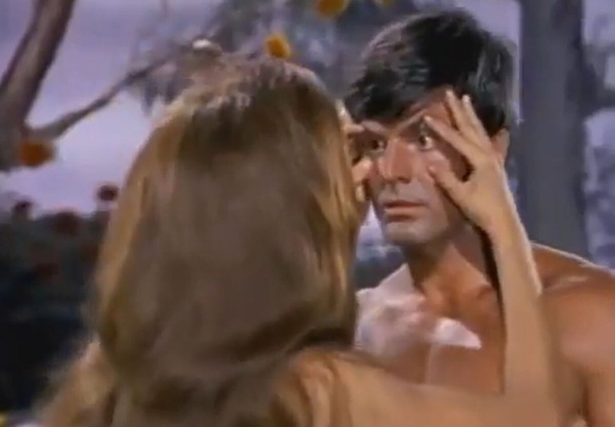 Jorge Rivero y su coprotagonista, la estadounidense Candy Cave, en "El pecado de Adán y Eva" (Foto: Azteca Films)