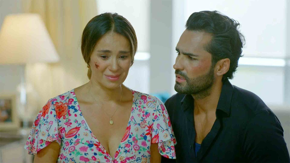 Catherine Siachoque y Fabián Ríos en "Sin senos sí hay paraíso" (Foto: Telemundo)