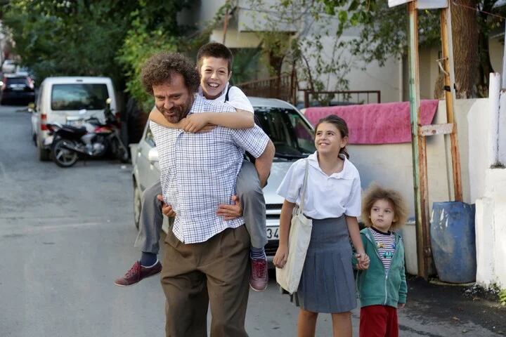 La telenovela turca “Amor de familia” cuenta con las actuaciones de Reha Özcan (Fikri), Yagiz Can Konyali (Rahmet), Nejat Uygur (Hikmet), Alp Apkar (Fikret), Zeynep Selimoglu (Kiraz), entre otros (Foto: Med Yapım)