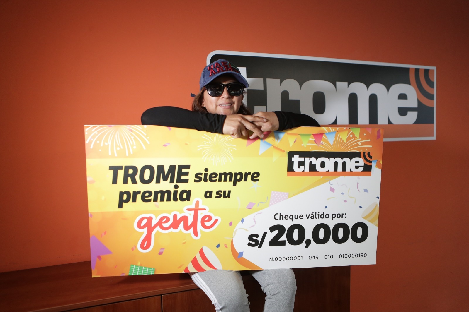 Dolores J. A., muestra contenta los 20 soles que ganó del Bingo Navideño, de Trome. (Foto: Alessandro Currarino)