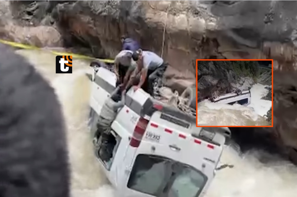 Frontal choque entre miniván y camioneta en el distrito de San Mateo deja cinco muertos.