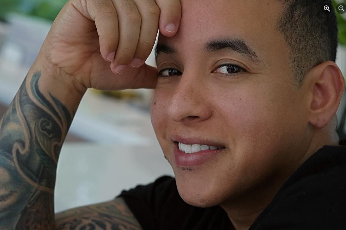 Daddy Yankee posando sin sus habituales lentes. (Foto: Daddy Yankee / Facebook)