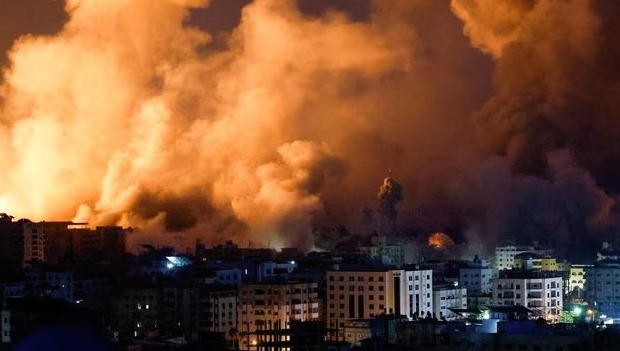 El avión con los nacionales, que se hallaban refugiados en hoteles mientras los misiles terroristas silbaban por la ciudad, emprenderá vuelo a las 10 de la mañana con destino primero a España.