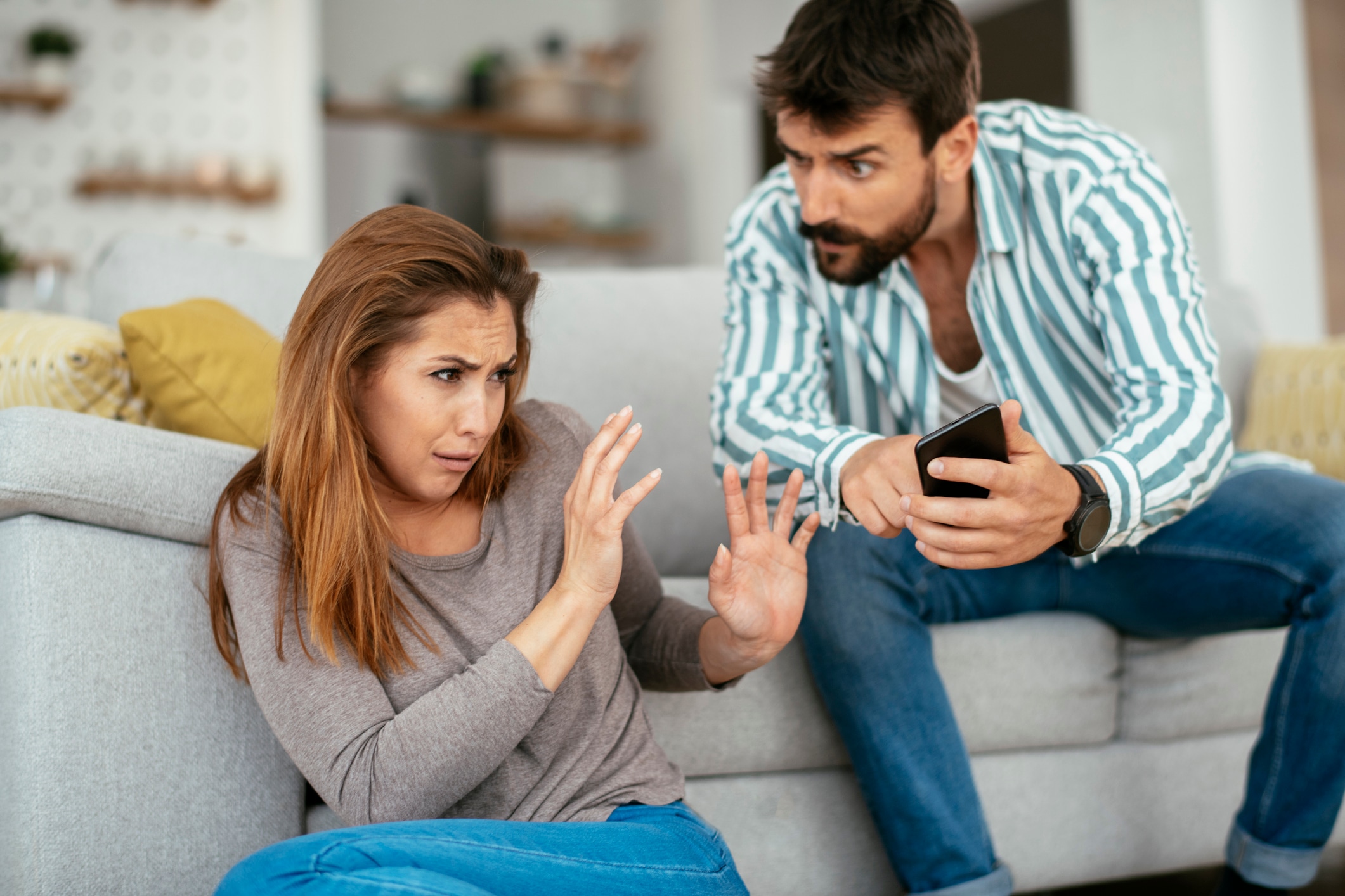 Si sientes que debes medir tus palabras, ocultar partes de tu vida o justificar constantemente a tu pareja frente a otros, presta atención. Una relación sana no te exige callar ni reducirte para mantener la paz. Foto: Istock