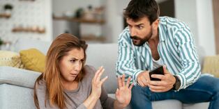 Si sientes que debes medir tus palabras, ocultar partes de tu vida o justificar constantemente a tu pareja frente a otros, presta atención. Una relación sana no te exige callar ni reducirte para mantener la paz. Foto: Istock