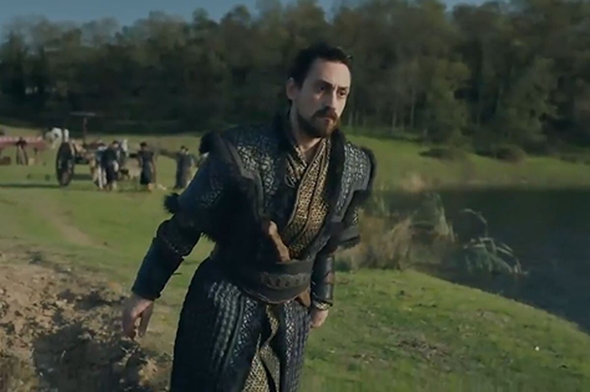 Batuga caminando lentamente por su discapacidad en "Destan" (Foto: Mehmet Bozdag)