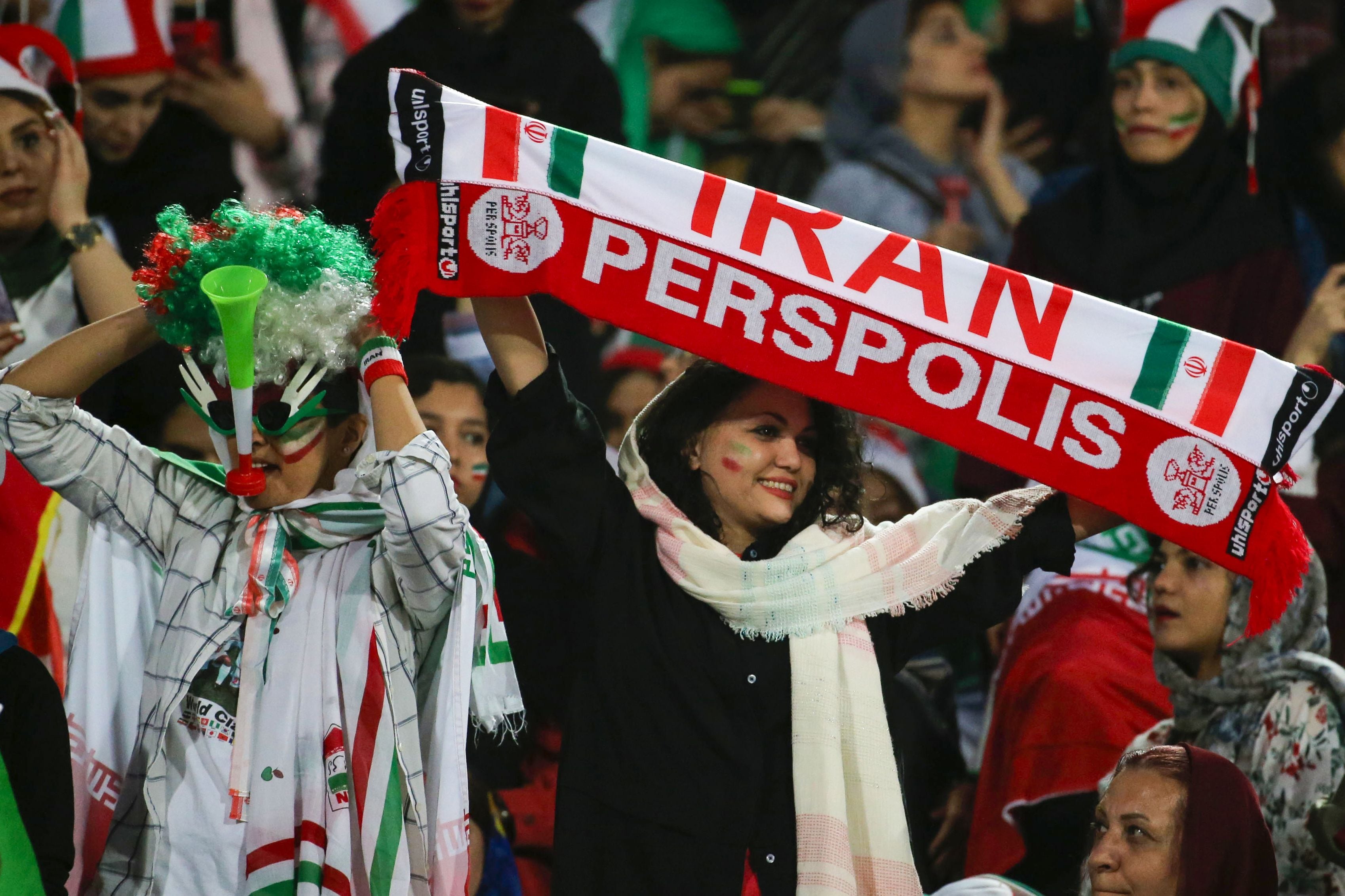 Entusiastas fanáticas iraníes alientan a su selección de fútbol en octubre del 2019, durante el partido que se jugó en Teherán entre Irán y Camboya, por las eliminatorias para el Mundial Qatar 2022.
/ AFP / ATTA KENARE