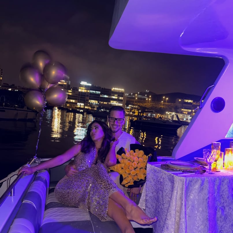 Melissa Paredes y Anthony Aranda recibieron el 2026 en un yate.
