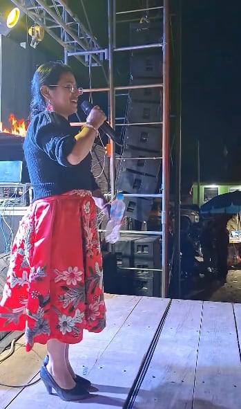 Cantante folclórica Soraya Nieto fue atacada con botella de vidrio. Persona se lo lanzó en plena presentación.
