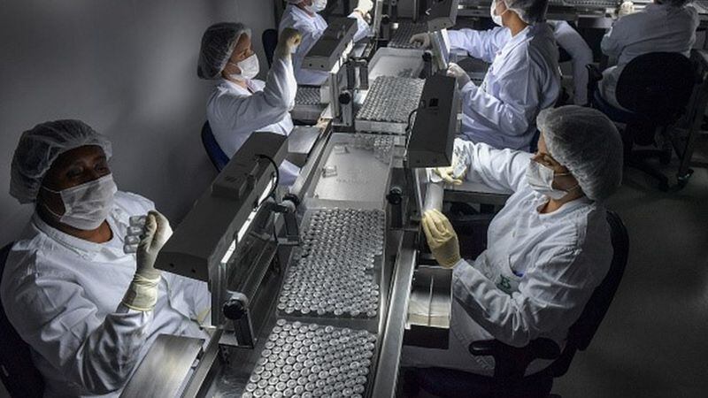 Probada a gran escala en Brasil, la tasa de eficacia de CoronaVac fue de 50%. Pero en la vida real, sus efectos podrían tener mayor alcance. (Foto: Getty Images)