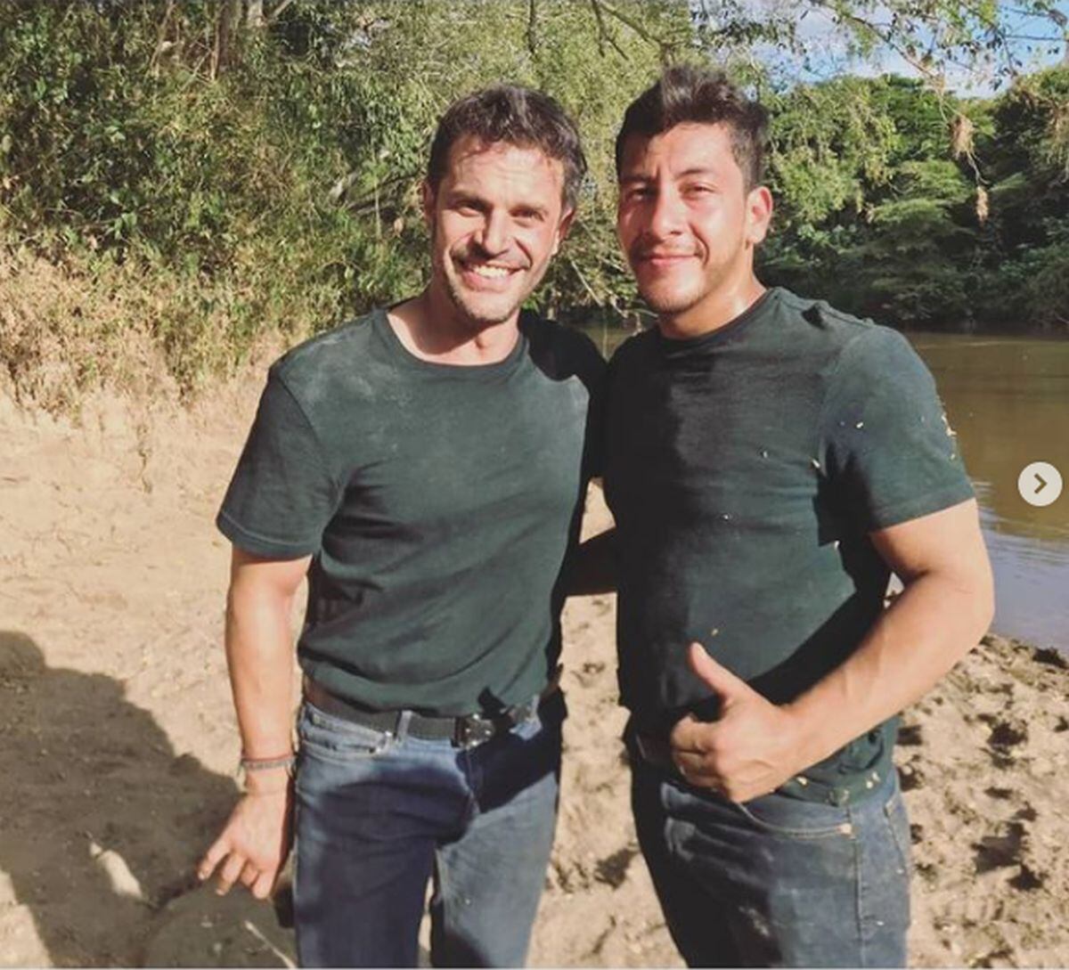 Mark Tacher junto a su doble en "Operación Pacifico". (Foto: C-y DaRock)