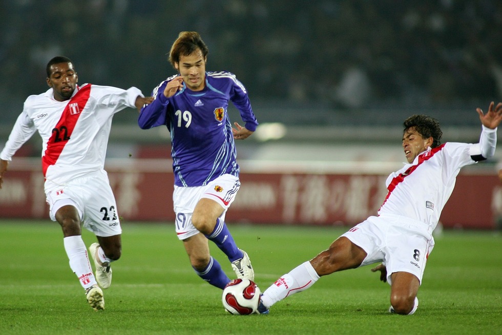 El 24 de marzo del 2007, la Selección Peruana cayó 2-0 frente a Japón, en un partido amistoso desarrollado en el Estadio Internacional de Yokohama. En la imagen, Juan Carlos Bazalar y Jair Céspedes marcando al delantero Naohiro Takahara. (Foto AFP)
