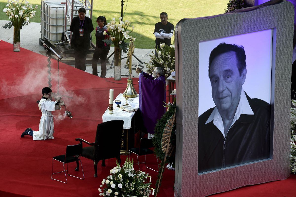 Homenaje a Roberto Gómez Bolaños en el estadio Azteca con capacidad para 105.000 espectadores en la Ciudad de México el 30 de noviembre de 2014, dos días después de su muerte (Foto: Alfredo Estrella / AFP)