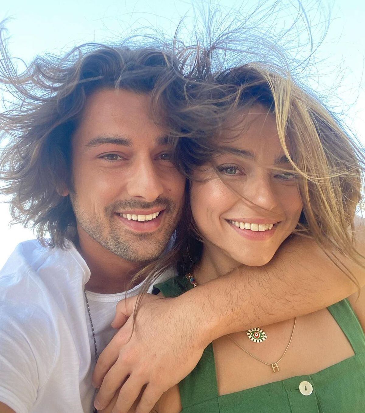 Alp Navruz junto a la actriz Ayça Ayşin (Foto: Alp Navruz/Instagram)