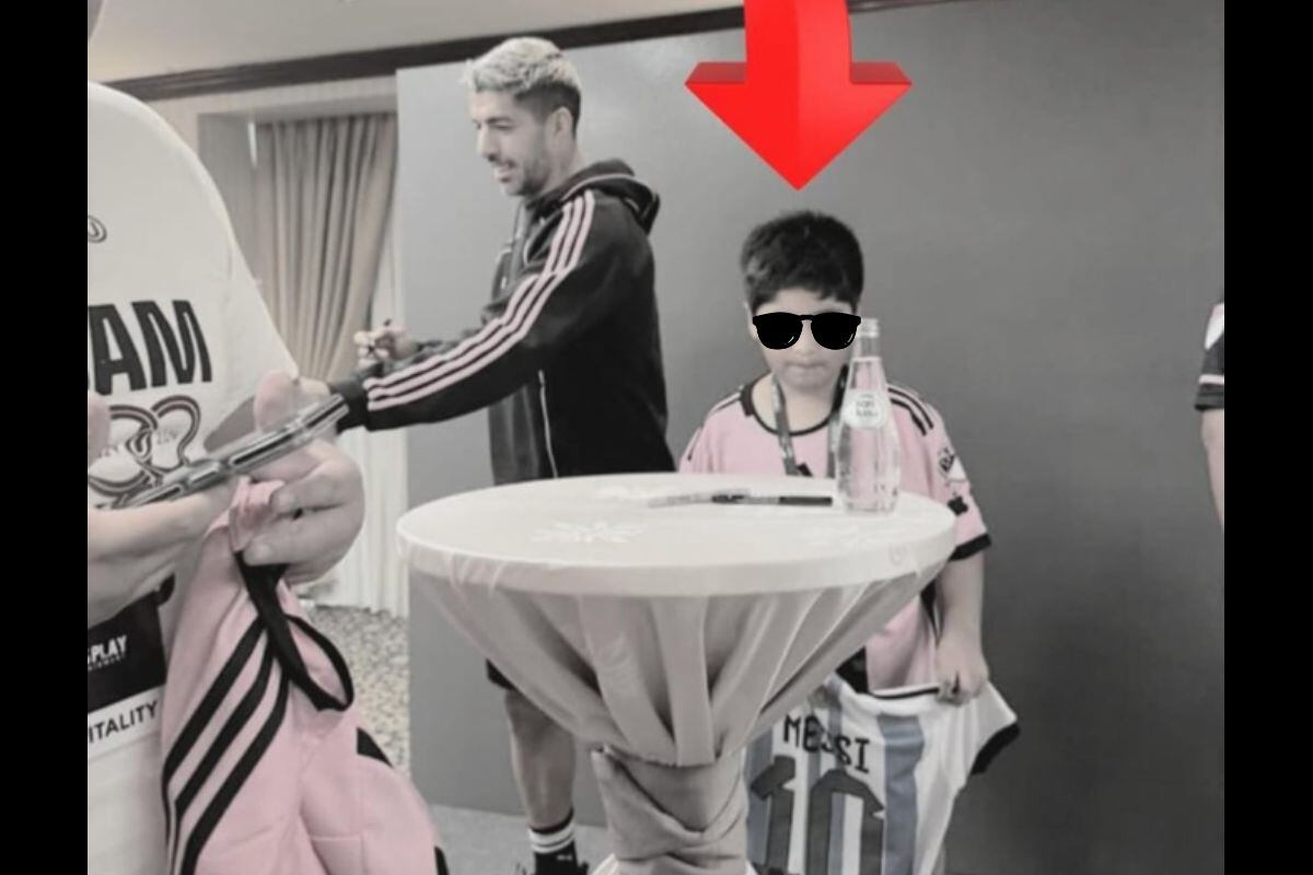 Pequeño hincha con su camiseta de Messi luce decepcionado al ver aparecer a Luis Suárez (Foto: @MDeportivope)