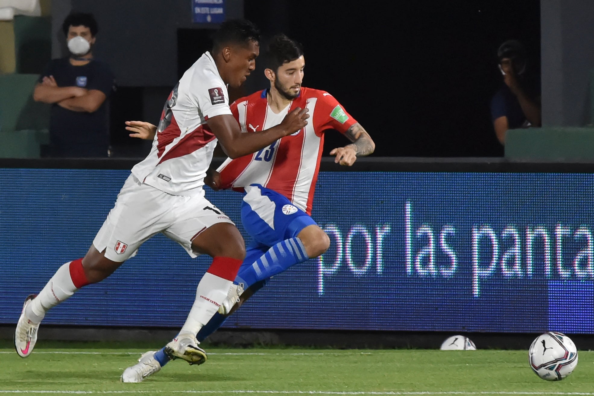 La selección peruana, segunda clasificada del grupo B, y la 'Albirroja', tercera del A, definirán al primer semifinalista de la Copa América. (Foto: AFP)
