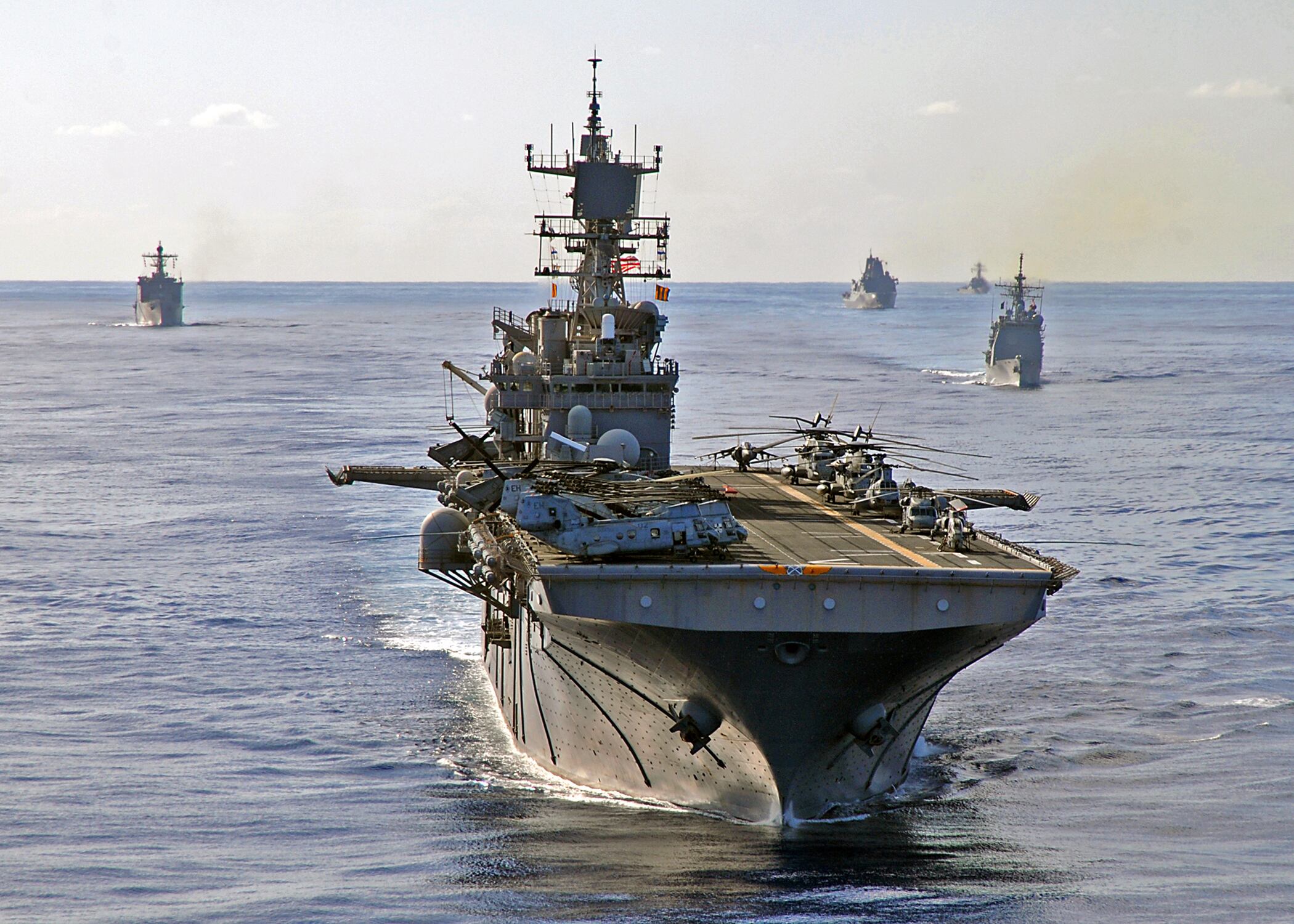 El buque de asalto anfibio multipropósito USS Iwo Jima (LHD 7) lidera una formación de buques en tránsito por el Océano Atlántico. (Foto de la Armada de Estados Unidos por el Especialista en Comunicación de Masas Jason R. Zalasky/ Archivo).