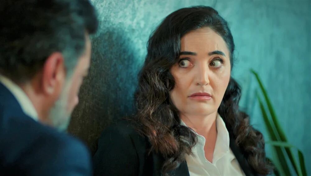Sengül intenta ayudar a Nebahat y Ayla en la telenovela turca "Hermanos" (Foto: NG Medya)
