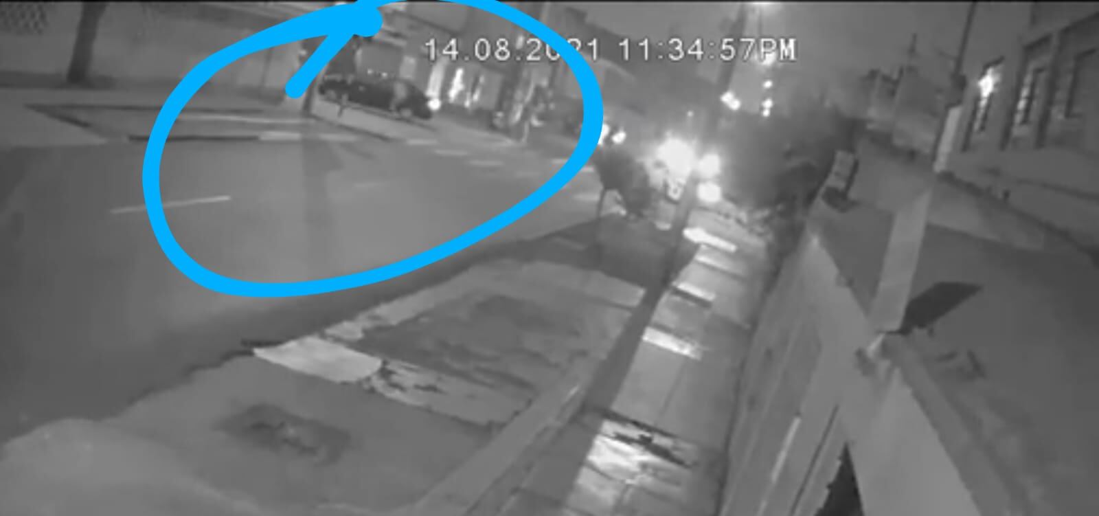 Momento en el que uno de los sicarios huye colgado del auto. | Reproducción de vídeo